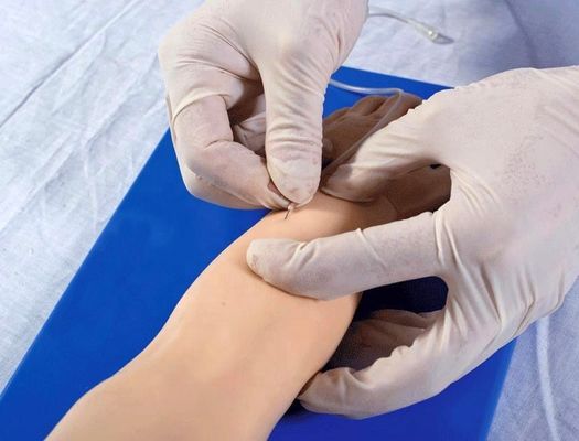 Arma de venenicultura pediátrica avanzada para el cuidado de los pacientes demostración tamaño de vida humana