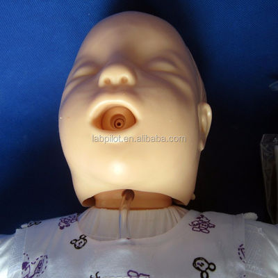 Maniobra de Heimlich para bebés maniquí de asfixia de tamaño humano demostración de RCP para bebés