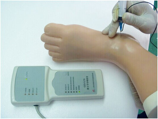 Modelo de entrenamiento de inyección realista de simulación humana de maniquí de tobillo con caja de control