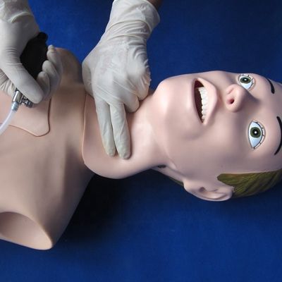 Maniquí profesional de incubación y succión de tamaño humano con función de enfermería