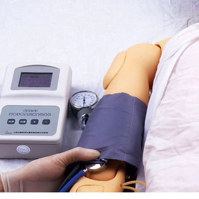 Maniquí de enfermería multipropósito con características de entrenamiento en venenctura y medición de presión arterial