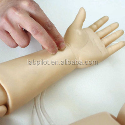 Atención pediátrica Niño de un año Enfermería y RCP maniquí para entrenamiento de salvamento de vidas