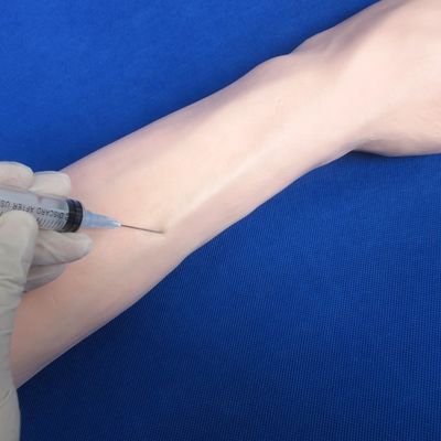 Entrenamiento completo en venenucración del brazo Modelo de tamaño de vida humana para inyecciones intravenosas e intravenosas