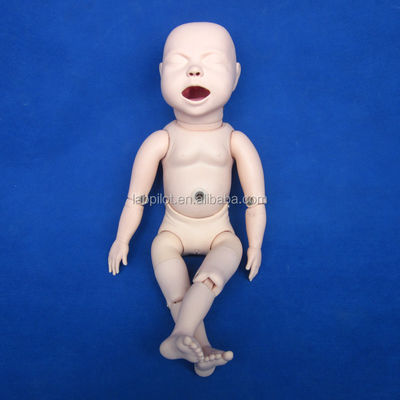 Niña recién nacida maniquí de lactancia esencial para la formación de cuidado del bebé en la escuela de enfermería