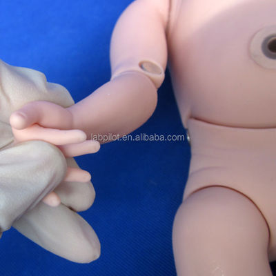 Niña recién nacida maniquí de lactancia esencial para la formación de cuidado del bebé en la escuela de enfermería