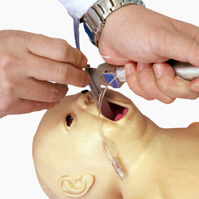 Enfermería de bebé recién nacido, abdominal, venación, intubado y RCP con maniquí