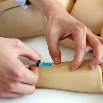 Enfermería de bebé recién nacido, abdominal, venación, intubado y RCP con maniquí