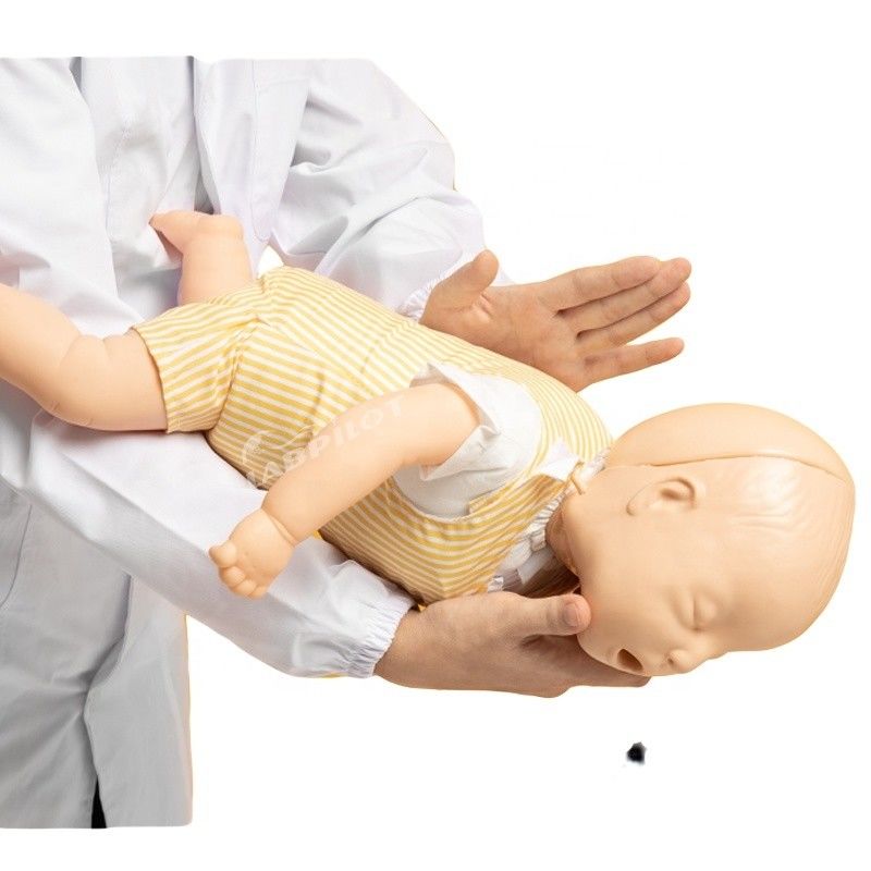 Maniobra de Heimlich para bebés maniquí de asfixia de tamaño humano demostración de RCP para bebés